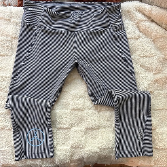 Lorna Jane • Striped Capri Leggings - Picture 7 of 7